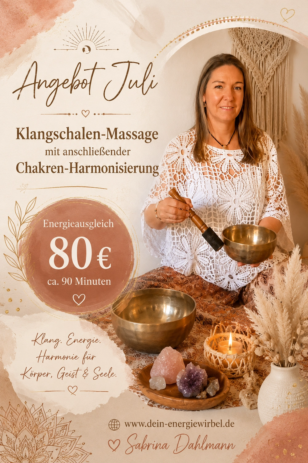 Dein Energiewirbel – Spirituelles Lebenscoaching – Ein Werbeflyer für ein Juli-Special mit Sabrina Dahlmann zeigt eine Frau in einem weißen Spitzentop mit einer Klangschale, umgeben von Kristallen, Kerzen und getrocknetem Pampasgras.